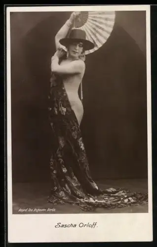 AK Sascha Orloff mit Tuch und Fächer