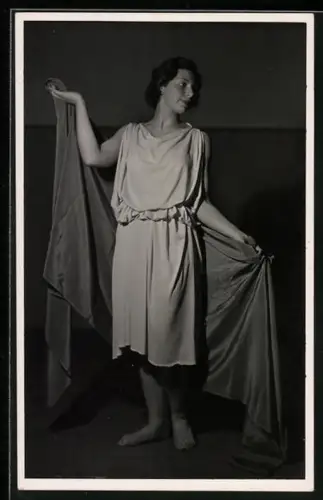 Foto-AK Hans Madensky: Elegante junge Frau posiert mit Tuch