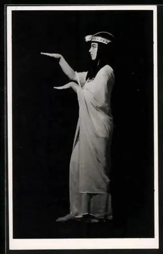 Foto-AK Hans Madensky: Dame in ägyptischem Kostüm