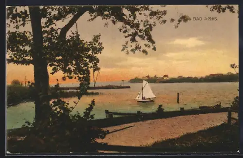 AK Bad Arnis, Segelboot und Uferpartie