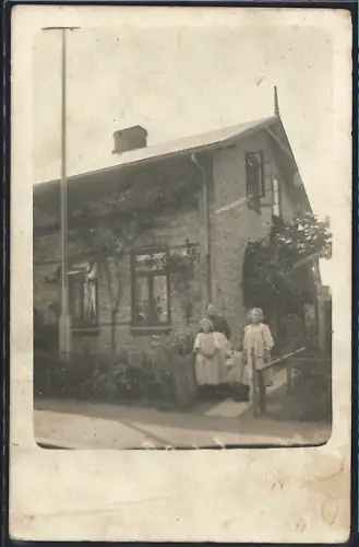 Foto-AK Schleswig, Haus Carstensen, Familie am Gartentor