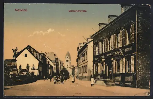AK Neuwied, Dierdorferstrasse mit Blick zur Kirche