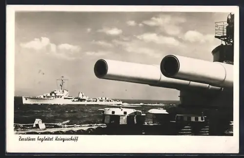AK Zerstörer begleitet ein Kriegsschiff d. Kriegsmarine