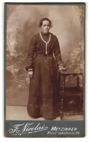 Fotografie F. Nicolai, Metzingen, Friedrichstrasse 24, Frau neben Tisch