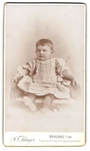 Fotografie F. Klinger, Braunau am Inn, Ringstrasse 23, Kleinkind auf Sessel