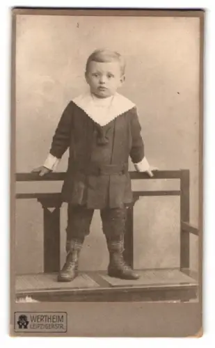 Fotografie Wertheim, Leipzig, Leipzigerstr., Kleiner Junge auf Bank stehend