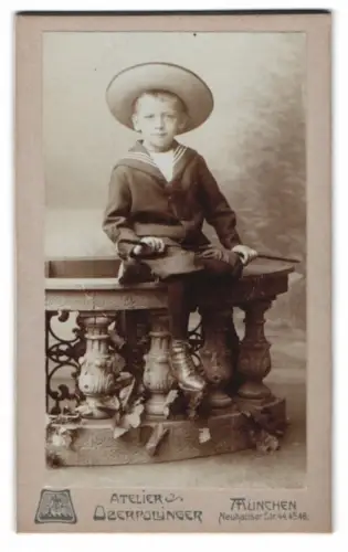 Fotografie Atelier Oberpollinger, München, Neuhauser Str. 44, Rudi im Matrosenanzug auf Balustrade