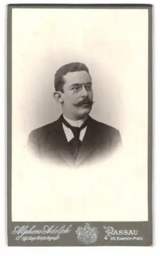 Fotografie Alphons Adolph, Passau, Kl. Exerci-Platz, Porträt eines Herrn mit Brille