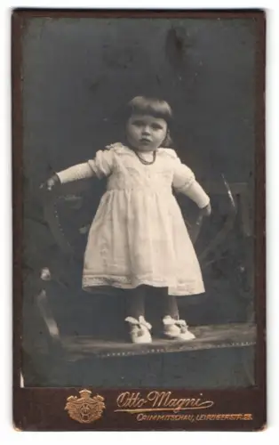 Fotografie Otto Magni, Crimmitschau, Leipzigerstrasse 23, Kleinkind im weissen Kleid auf Stuhl