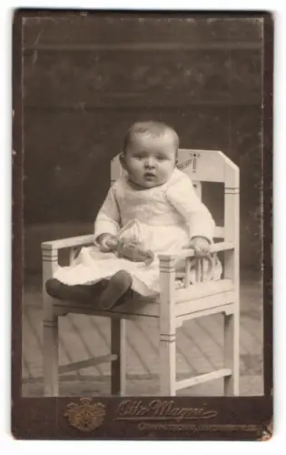 Fotografie Otto Magni, Crimmitschau, Leipzigerstrasse 23, Porträt eines Kleinkinds auf Stuhl