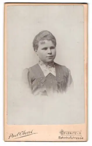 Fotografie Paul Oberst, Oelsnitz i. V., Bahnhofstrasse, Porträt einer jungen Frau