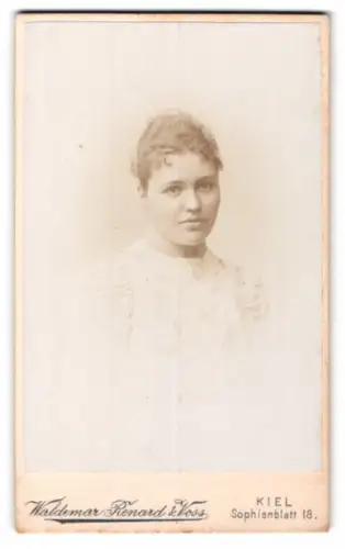 Fotografie Waldemar Renard & Voss, Kiel, Sophienblatt 18, Porträt einer jungen Frau