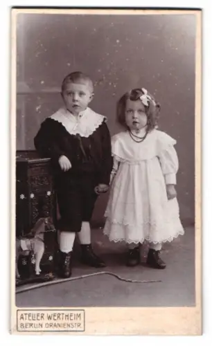 Fotografie Atelier Wertheim, Berlin, Oranienstr., Zwei Kinder in eleganter Kleidung