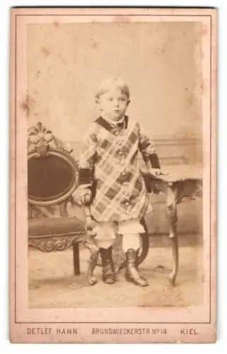 Fotografie Detlef Hahn, Kiel, Brunswickerstrasse 14, Kind in kariertem Mantel