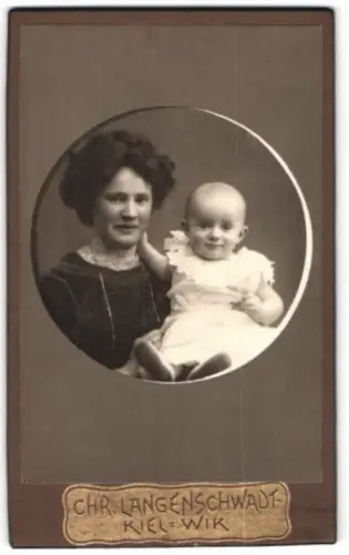 Fotografie Chr. Langenschwadt, Kiel-Wik, Mutter mit Kind
