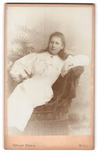 Fotografie Detlef Hahn, Kiel, Brunswieckerstr. 14, Frau in weissem Kleid auf Sessel