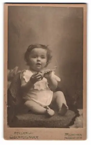 Fotografie Atelier Oberpollinger, München, Neuhauser Str. 44, Kleinkind mit Rassel