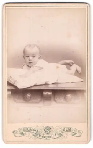 Fotografie Conrad Stichaner, Ulm, Ensingerstr. 4, Kleinkind auf Decke