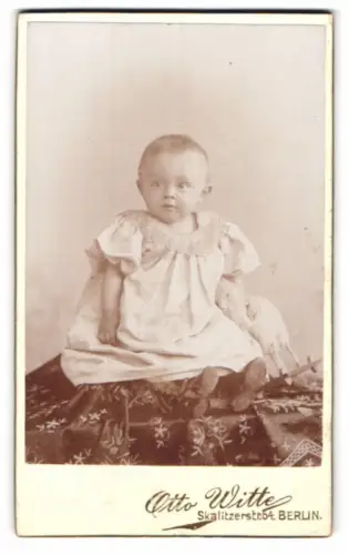 Fotografie Otto Witte, Berlin, Skalitzerstrasse 54, Porträt eines Kleinkindes