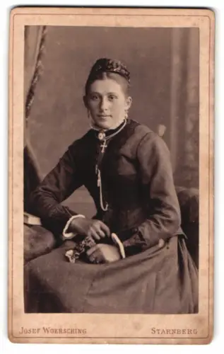 Fotografie Josef Woersching, Starnberg, Sitzende Dame in elegantem Kleid