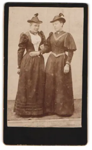 Fotografie unbekannter Fotograf und Ort, Zwei Frauen in eleganter Kleidung