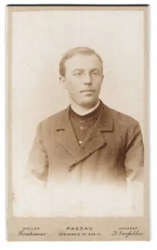 Fotografie Grubauer, Passau, Steinweg Nr 238 ½, Portrait eines jungen Mannes