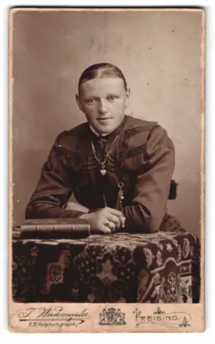 Fotografie J. Werkmeister, Freising, Amtsgerichtsstrasse 445, Porträt einer Frau in eleganter Kleidung