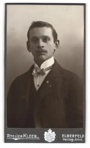 Fotografie Atelier Kleeb, Elberfeld, Herzog-Str. 4, Eleganter Herr im Anzug