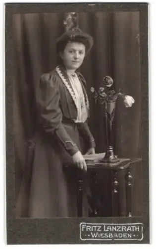 Fotografie Fritz Lanzrath, Wiesbaden, Marktstrasse 9, Dame mit Blumenvase