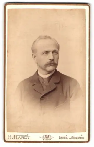 Fotografie H. Hardt, Limburg, Porträt eines eleganten Herrn