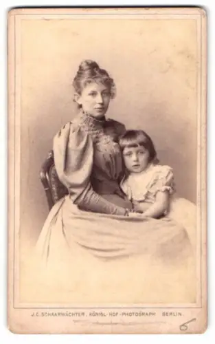 Fotografie J. C. Schaarwächter, Berlin, Leipziger Str. 130, Mutter mit Kind