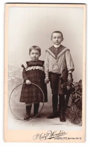 Fotografie Adolf Winkler, Görlitz, Berliner-Str. 12, Zwei Kinder mit Reifen und Hut