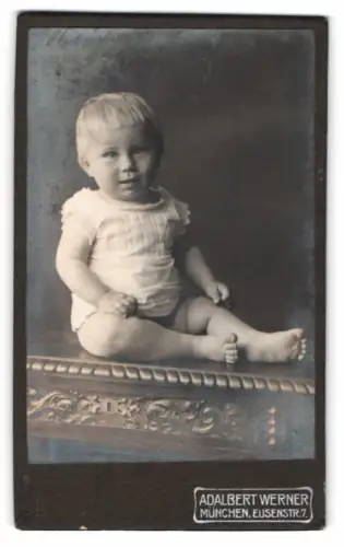 Fotografie Adalbert Werner, München, Elisenstrasse 7, Porträt eines sitzenden Kleinkinds