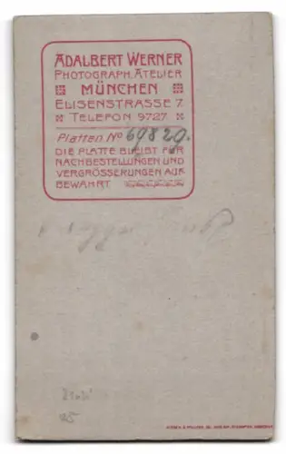 Fotografie Adalbert Werner, München, Elisenstrasse 7, Porträt eines sitzenden Kleinkinds