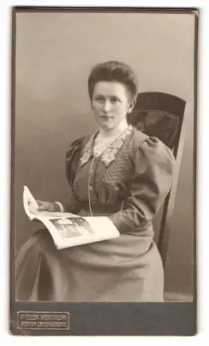 Fotografie Atelier Wertheim, Berlin, Leipzigerstr., Dame mit Buch in elegantem Kleid