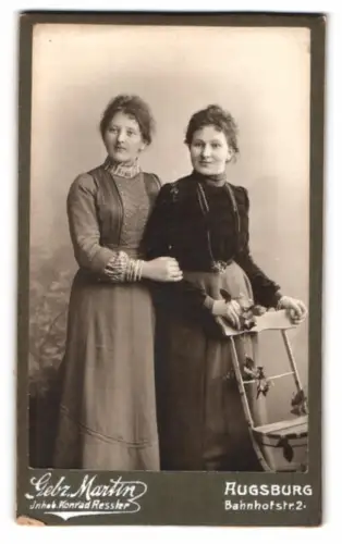 Fotografie Gebr. Martin, Augsburg, Bahnhofstr. 2, Zwei Frauen posieren elegant