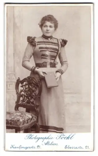 Fotografie Photographie Pöckl, München, Kaufingerstr. 21, Elegante Dame mit Buch