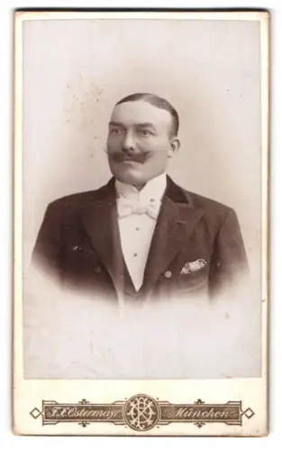 Fotografie F. X. Ostermayr, München, Karlsplatz 6, Portrait eines eleganten Herrn
