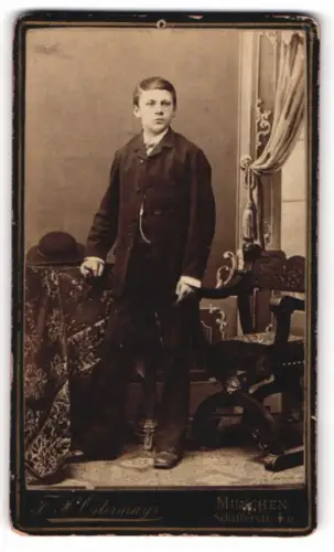 Fotografie F. X. Ostermayr, München, Schillerstr. 4, Junger Mann im Anzug