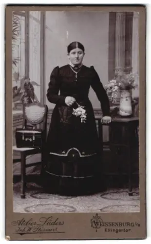 Fotografie Atelier Lüders, Weissenburg, Ellingertor, Dame mit Blumenvase