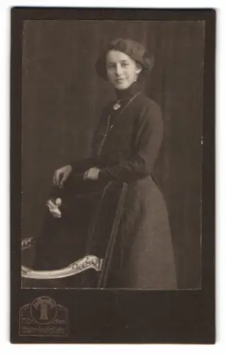 Fotografie Hermann Tietz, München, Bahnhofplatz, Portrait einer Dame
