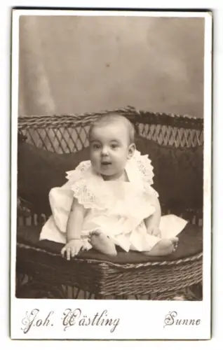 Fotografie Joh. Wästling, Sunne, Kleinkind in hellem Kleid