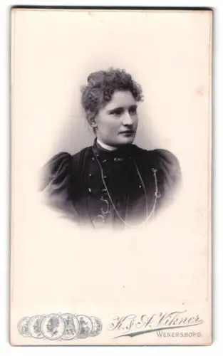 Fotografie K. & A. Vikner, Wenersborg, Kyrkogatan, Porträt einer Frau