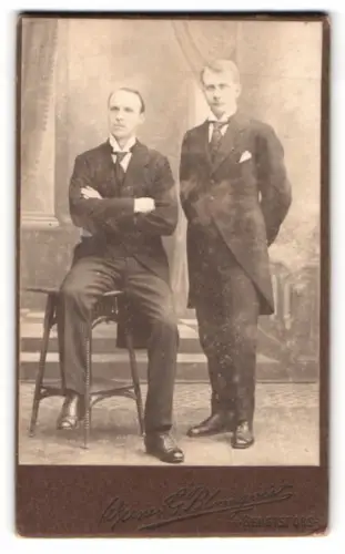 Fotografie Werner G. Blomqvist, Bengtsfors, Zwei Herren in Anzügen
