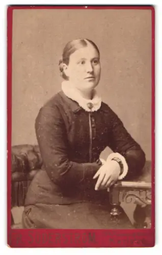 Fotografie Fr. Söderström, Karlstad, Hamngatan 174, Frau in dunklem Kleid