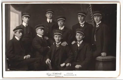 Fotografie Georg Gotthardt, Höxter, Wallpromenade 26, Gruppe junger Studenten in Anzügen