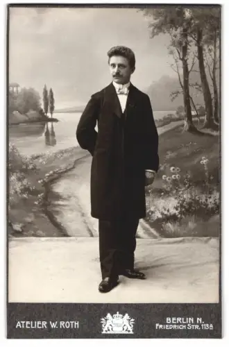 Fotografie W. Roth, Berlin, Friedrich Str. 113A, Eleganter Herr im Anzug vor malerischer Studiokulisse