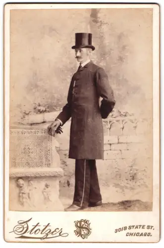 Fotografie Stotzer, Chicago, State St 3018, eleganter Herr im Anzug mit Zylinderhut
