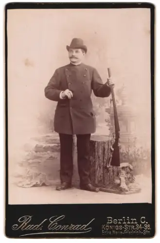 Fotografie Rud. Conrad, Berlin, Königs-Str. 34-36, Jägern mit Flinte in Uniform