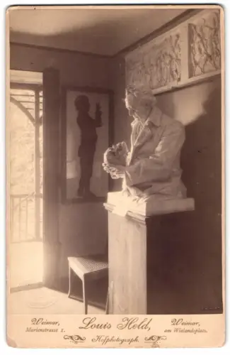Fotografie Louis Held, Weimar, Marienstrasse 1, Ansicht Weimar, Statue: Goethe betrachtet Schillers Schädel, Post mortem